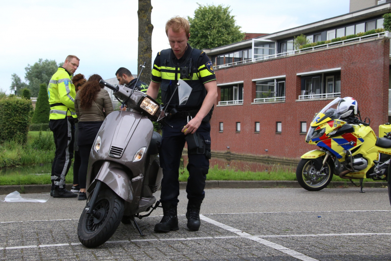 Scooterrijder zonder rijbewijs veroorzaakt ongeval