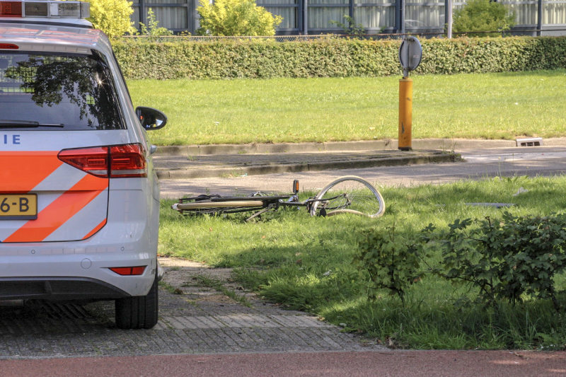 Fietsster knalt tegen portier