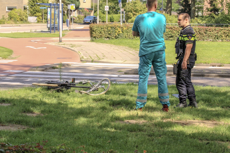 Fietsster knalt tegen portier