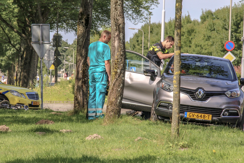 Fietsster knalt tegen portier