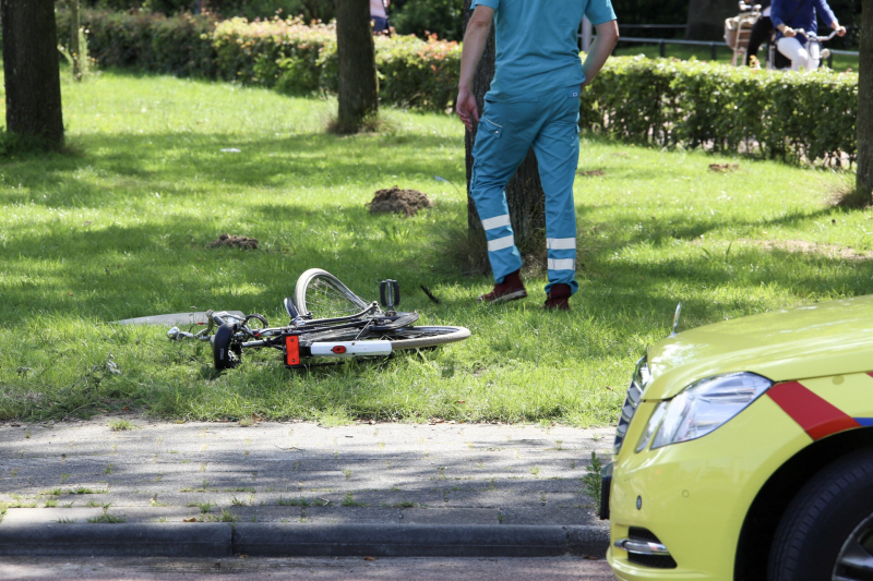 Fietsster knalt tegen portier