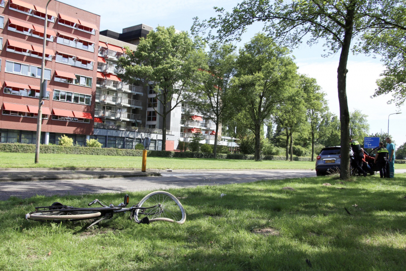 Fietsster knalt tegen portier