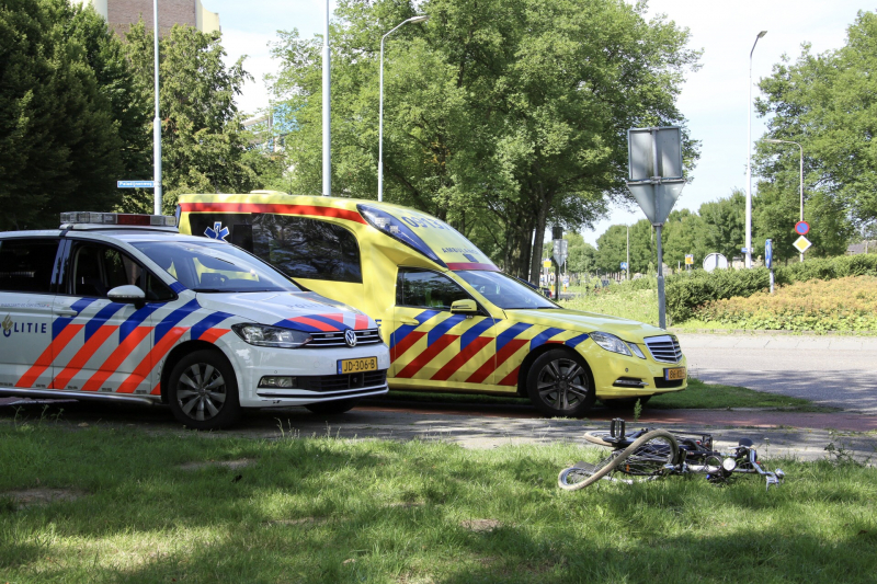 Fietsster knalt tegen portier