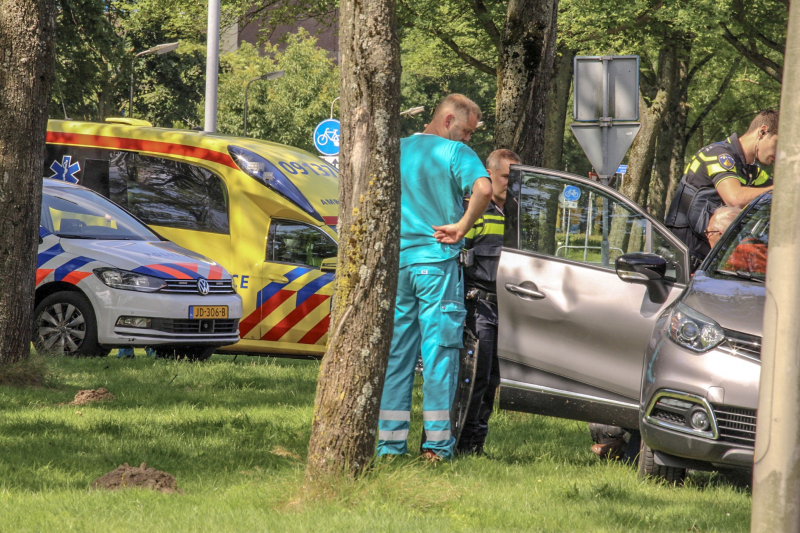 Fietsster knalt tegen portier