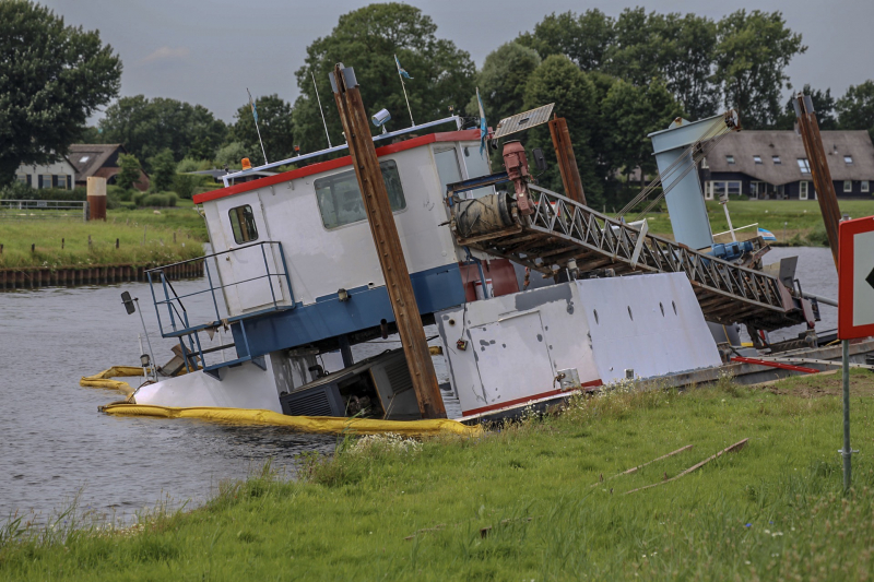 Overslagschip zinkt