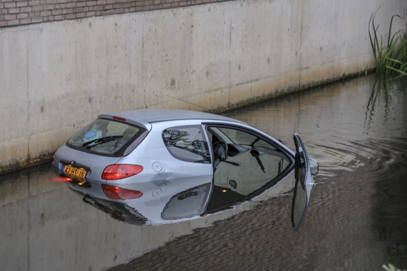 Auto te water geraakt