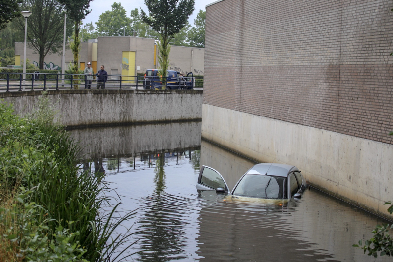 Auto te water geraakt