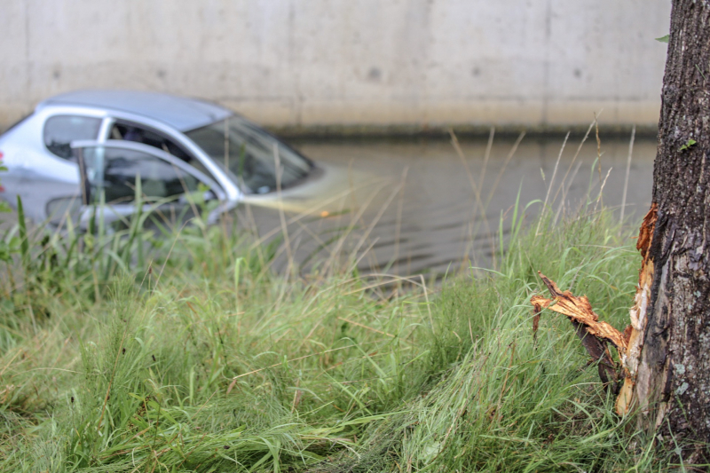 Auto te water geraakt