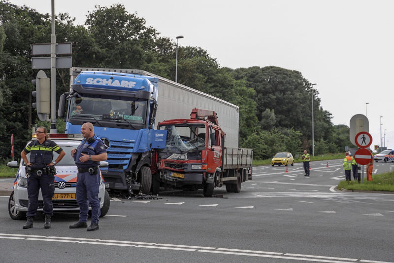 Flinke ravage na crash met vrachtwagens