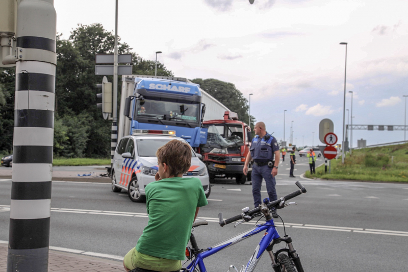 Flinke ravage na crash met vrachtwagens
