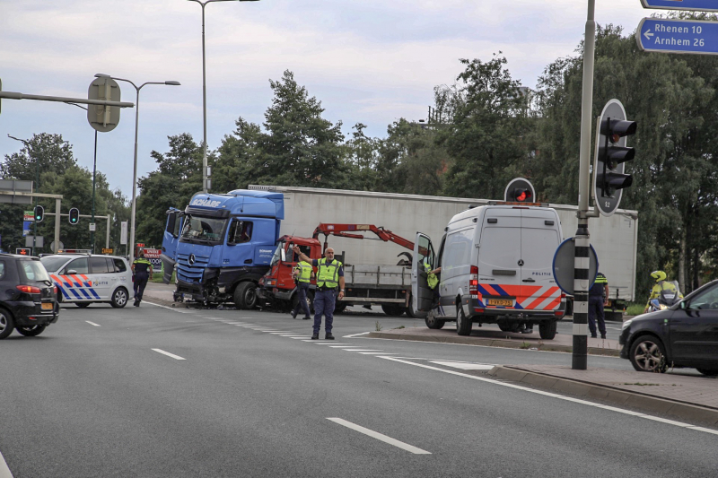 Flinke ravage na crash met vrachtwagens