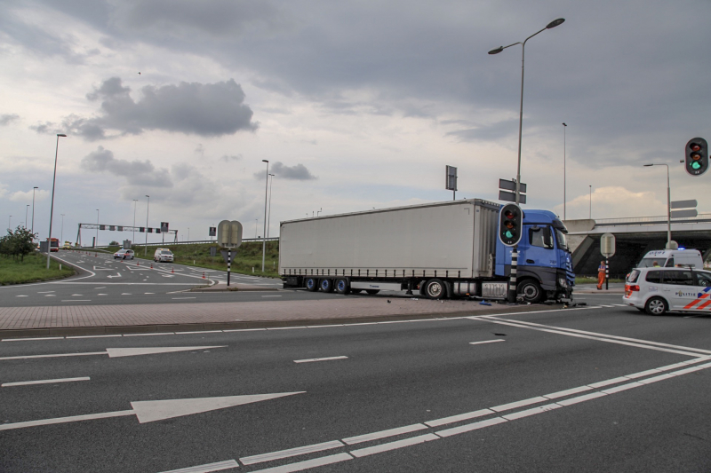 Flinke ravage na crash met vrachtwagens