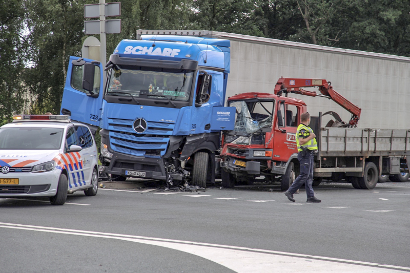 Flinke ravage na crash met vrachtwagens