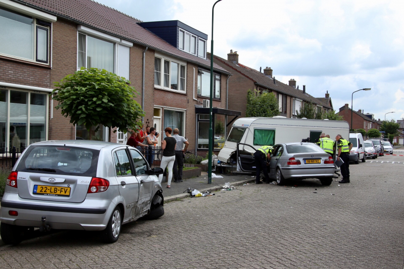 Auto rijdt in op caravan en beschadigd meerdere auto's