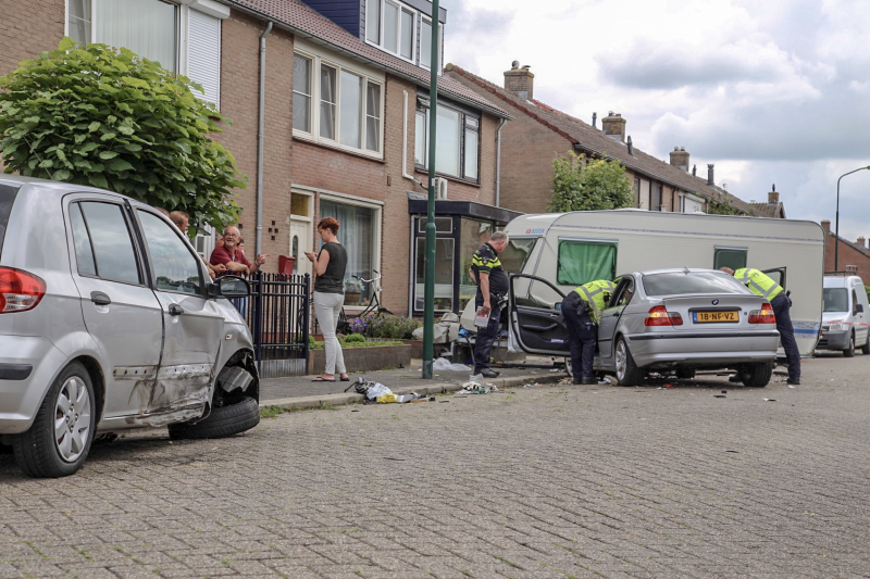 Auto rijdt in op caravan en beschadigd meerdere auto's