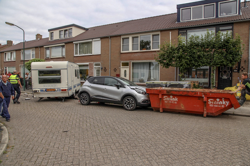 Auto rijdt in op caravan en beschadigd meerdere auto's