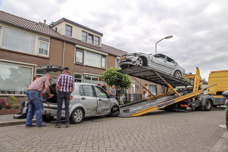 Auto rijdt in op caravan en beschadigd meerdere auto's