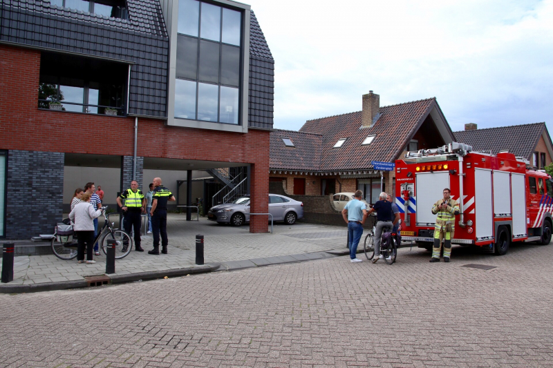 Bewoner gered door pan op het vuur