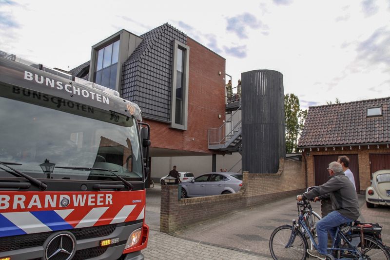 Bewoner gered door pan op het vuur