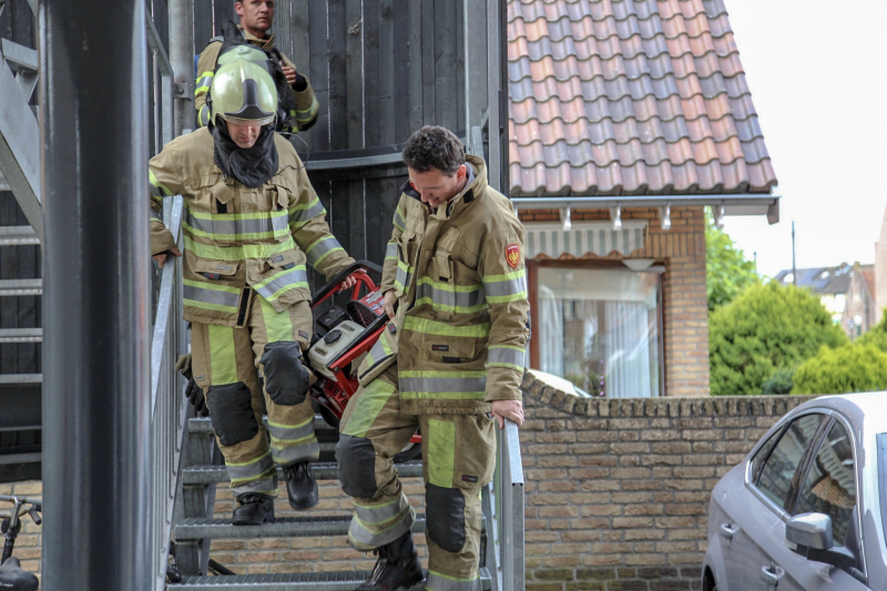 Bewoner gered door pan op het vuur