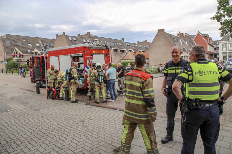 Bewoner gered door pan op het vuur