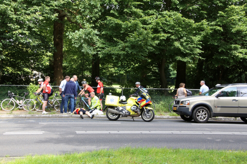 Wielrenner botst achterop voorganger en valt
