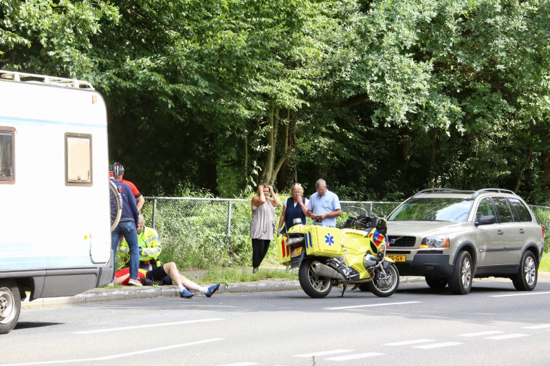 Wielrenner botst achterop voorganger en valt