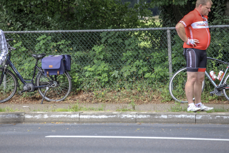 Wielrenner botst achterop voorganger en valt