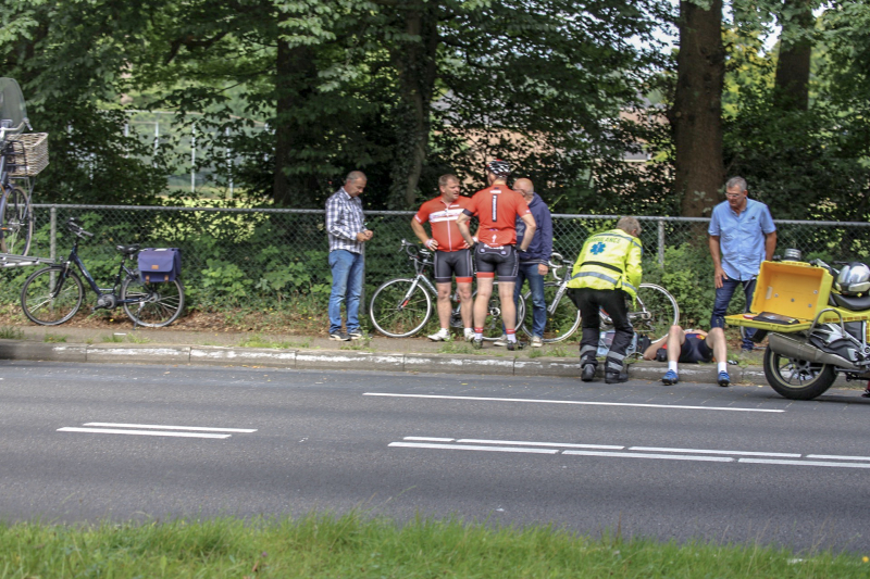 Wielrenner botst achterop voorganger en valt