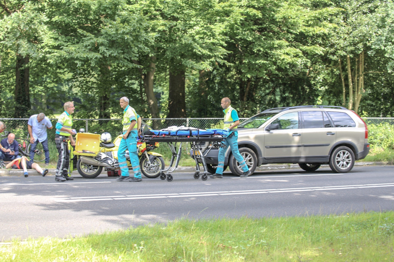 Wielrenner botst achterop voorganger en valt