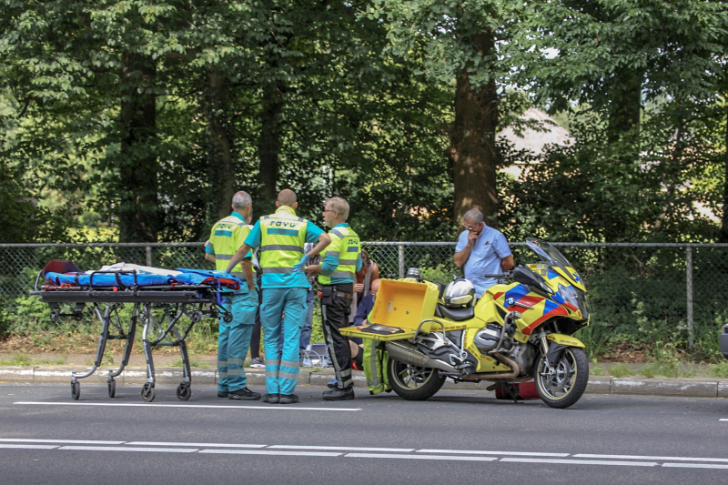 Wielrenner botst achterop voorganger en valt