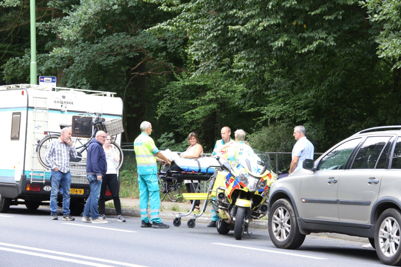 Wielrenner botst achterop voorganger en valt