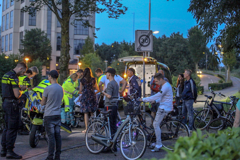 Twee fietsers botsen op elkaar