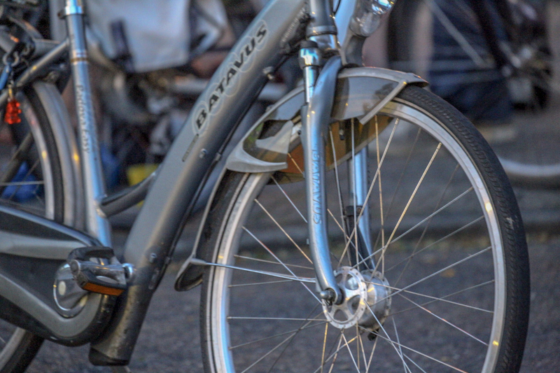 Twee fietsers botsen op elkaar
