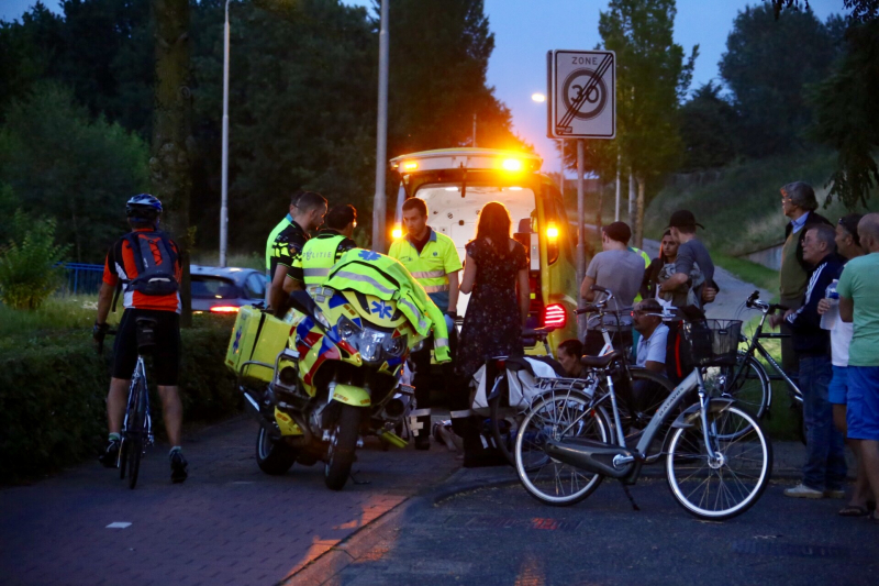 Twee fietsers botsen op elkaar