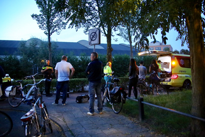 Twee fietsers botsen op elkaar