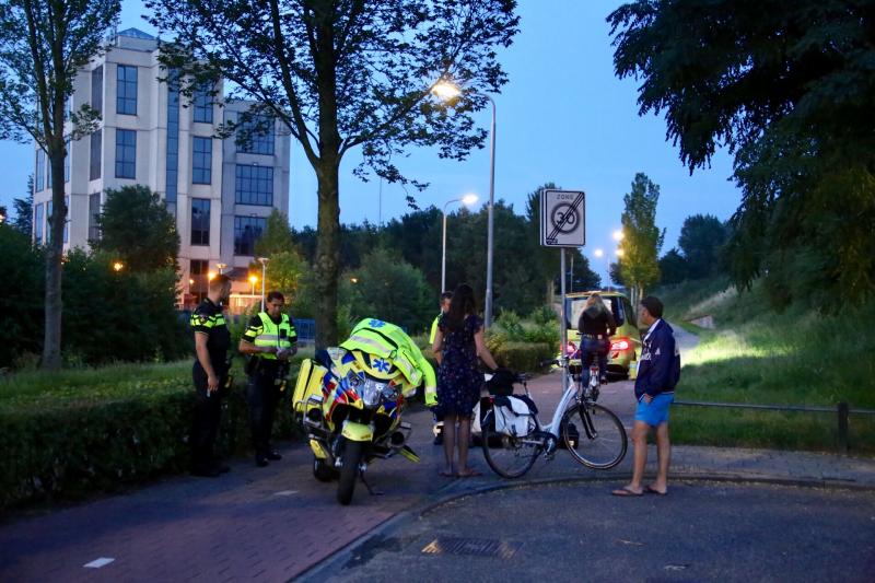 Twee fietsers botsen op elkaar