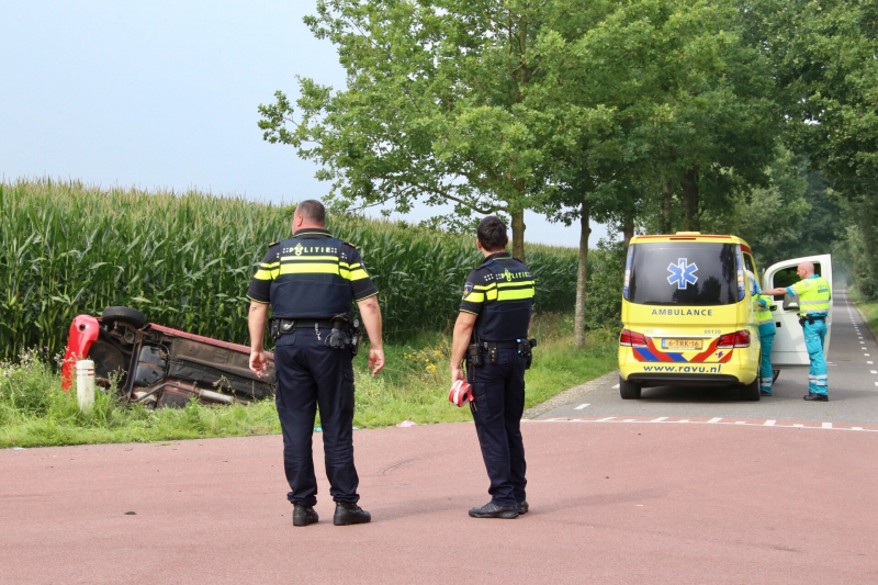 Bestelbus en auto botsen op kruising