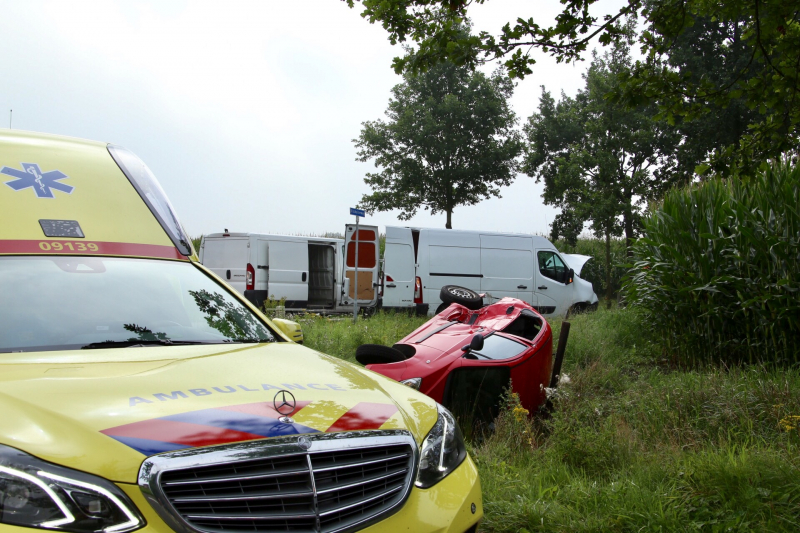 Bestelbus en auto botsen op kruising