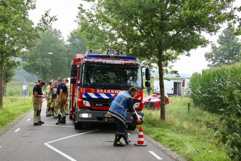 Bestelbus en auto botsen op kruising