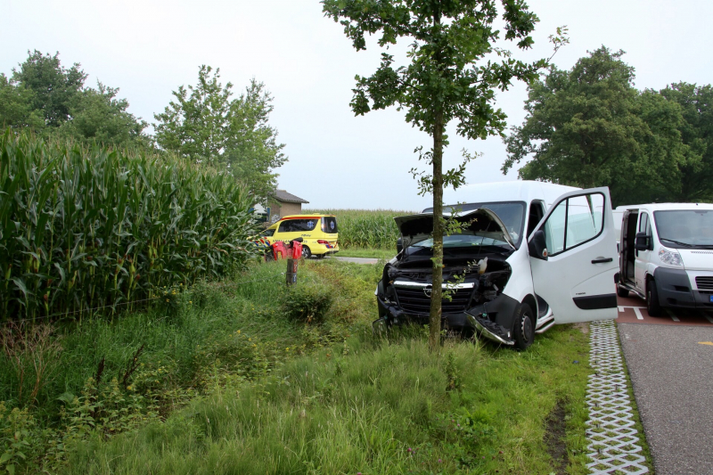 Bestelbus en auto botsen op kruising