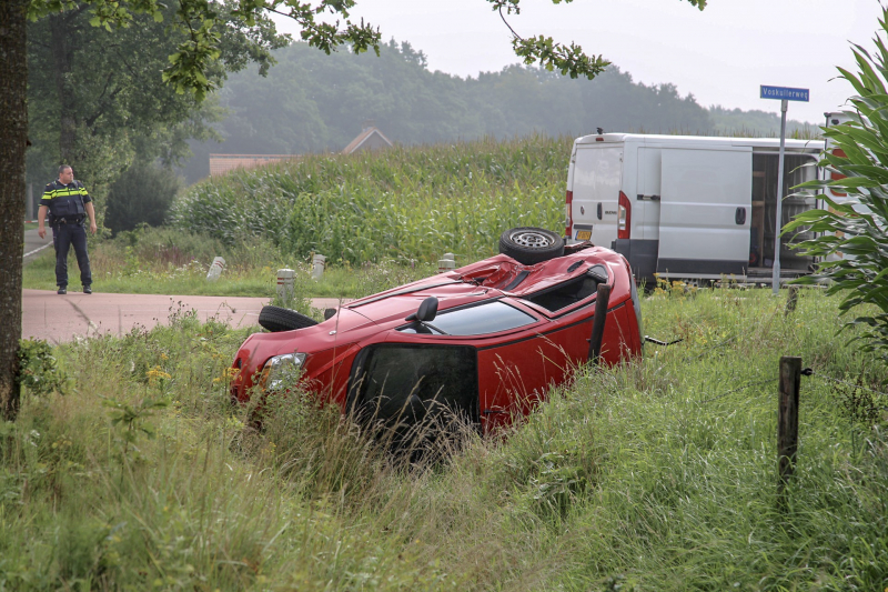 Bestelbus en auto botsen op kruising
