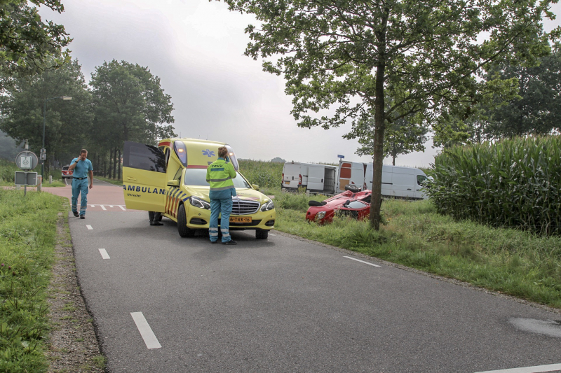 Bestelbus en auto botsen op kruising