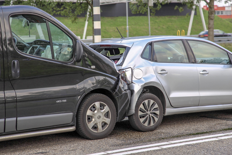 Flinke crash bij kop-staartbotsing