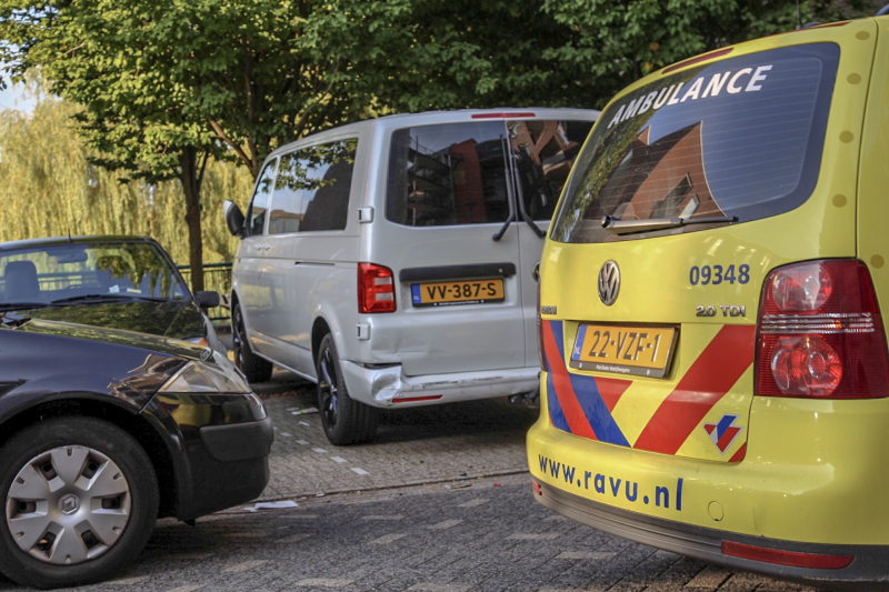 Auto botst op geparkeerde bestelbus