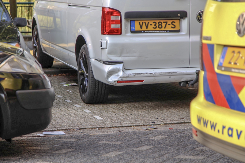 Auto botst op geparkeerde bestelbus