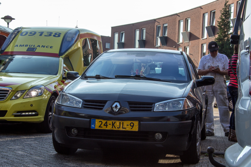 Auto botst op geparkeerde bestelbus