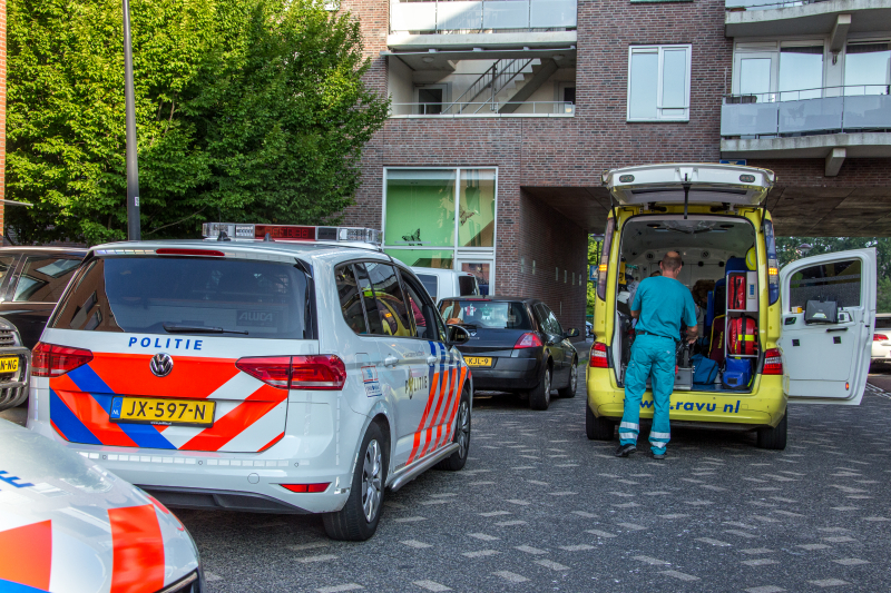 Auto botst op geparkeerde bestelbus