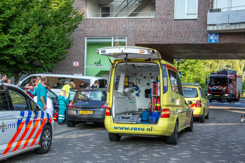Auto botst op geparkeerde bestelbus