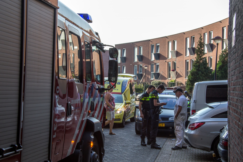 Auto botst op geparkeerde bestelbus